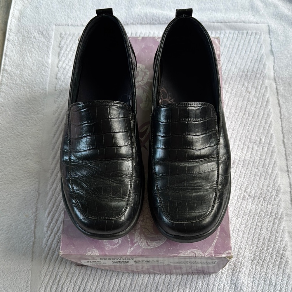 Aetrex Black Leather Loafers Slip-On Flats